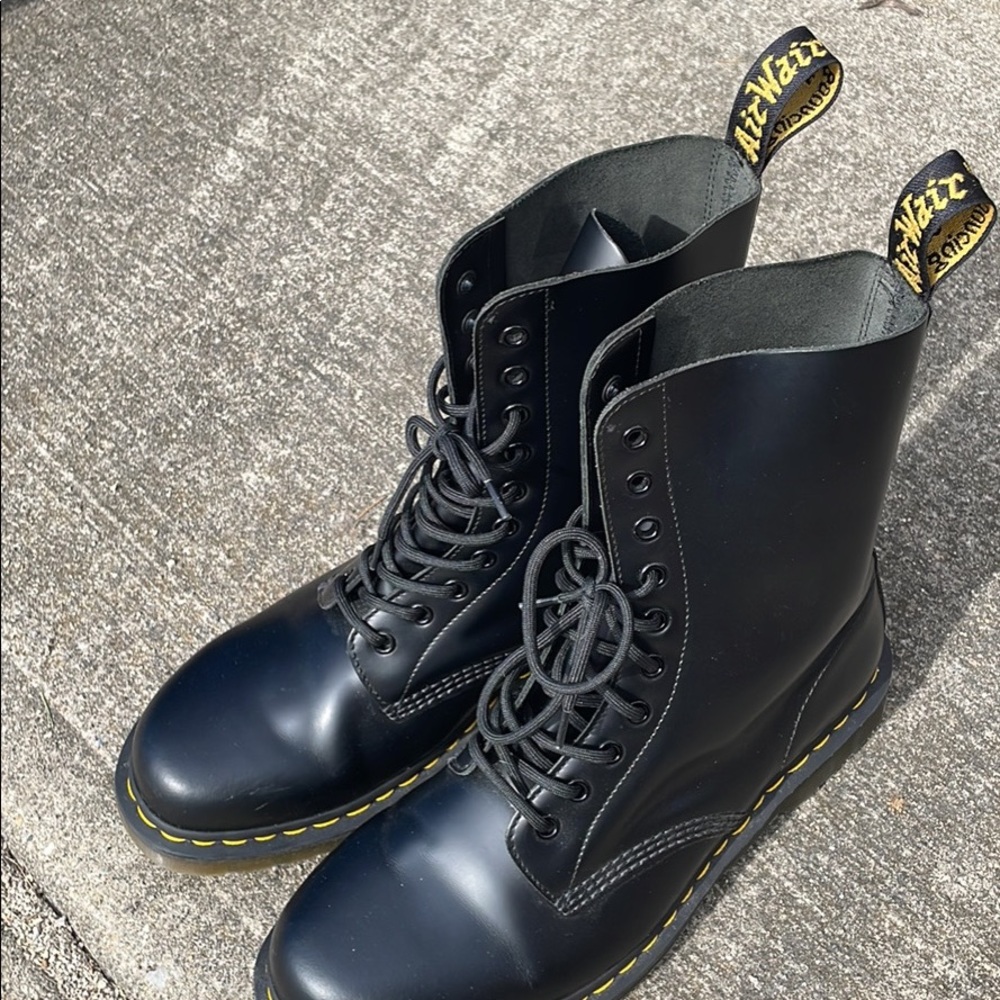 Barely worn doc martens!!